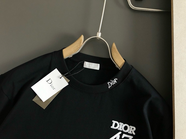 ブランドTシャツ側面デザイン